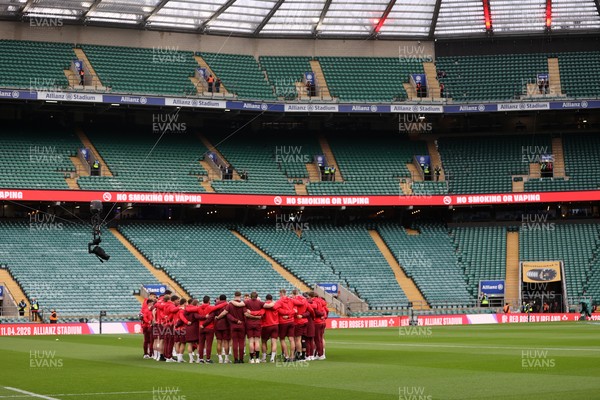 070226 - England v Wales - Guinness Six Nations - Wales team huddle
