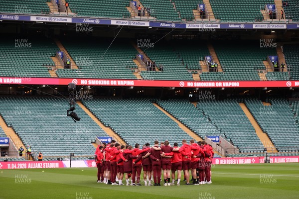 070226 - England v Wales - Guinness Six Nations - Wales team huddle