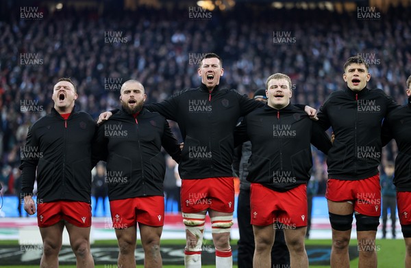 070226 - England v Wales - Guinness Six Nations - Wales sing the anthem