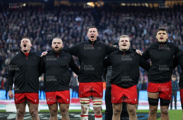 070226 - England v Wales - Guinness Six Nations - Wales sing the anthem