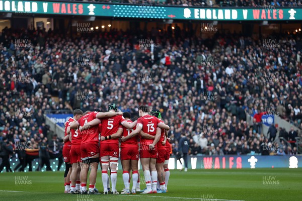 070226 - England v Wales - Guinness Six Nations - Wales team huddle