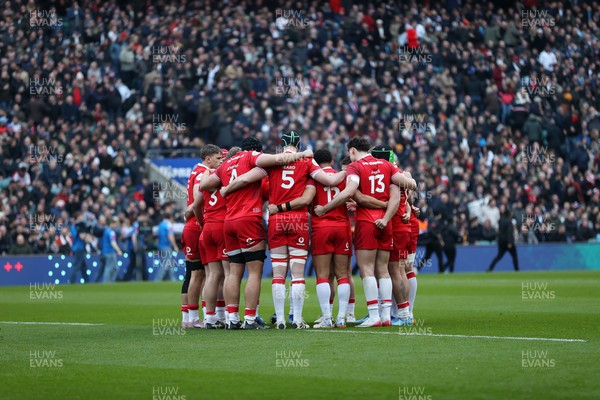 070226 - England v Wales - Guinness Six Nations - Wales team huddle