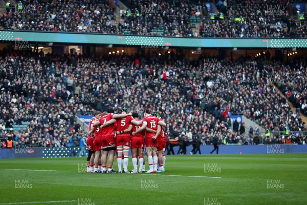 070226 - England v Wales - Guinness Six Nations - Wales team huddle