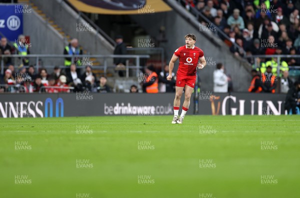070226 - England v Wales - Guinness Six Nations - Dan Edwards of Wales 