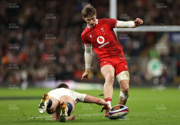 070226 - England v Wales - Guinness Six Nations - Ellis Mee of Wales is challenged by Fraser Dingwall of England 