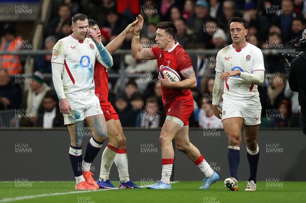 070226 - England v Wales - Guinness Six Nations - Josh Adams of Wales celebrates scoring a try with team mate Louis Rees-Zammit