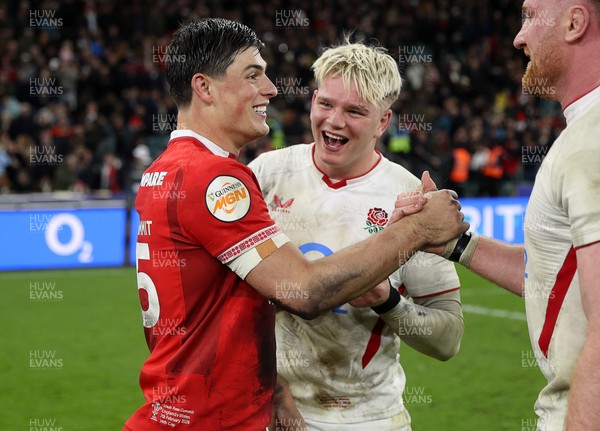 070226 - England v Wales - Guinness Six Nations - Louis Rees-Zammit of Wales and Henry Pollock of England 