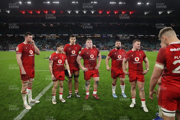 070226 - England v Wales - Guinness Six Nations - Dejected Wales at full time