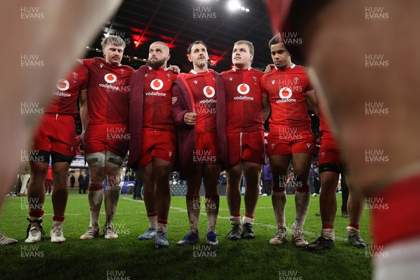 070226 - England v Wales - Guinness Six Nations - Tomos Williams speaks in the team huddle at full time