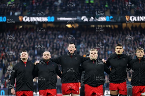 070226 - England v Wales - Guinness Six Nations - Wales sing the anthem