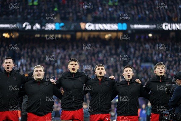 070226 - England v Wales - Guinness Six Nations - Wales sing the anthem