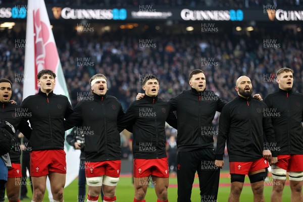 070226 - England v Wales - Guinness Six Nations - Wales sing the anthem