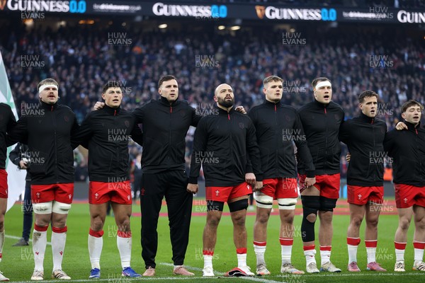 070226 - England v Wales - Guinness Six Nations - Wales sing the anthem