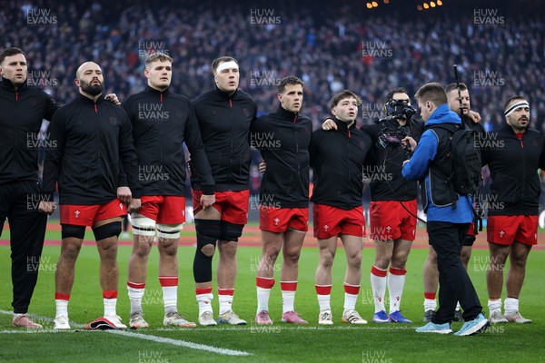 070226 - England v Wales - Guinness Six Nations - Wales sing the anthem