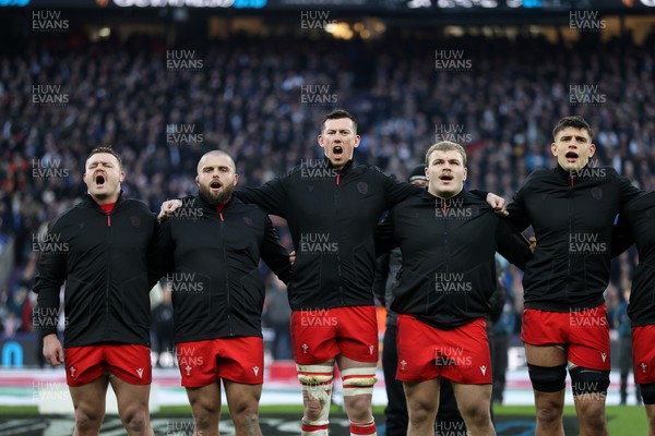 070226 - England v Wales - Guinness Six Nations - Wales sing the anthem
