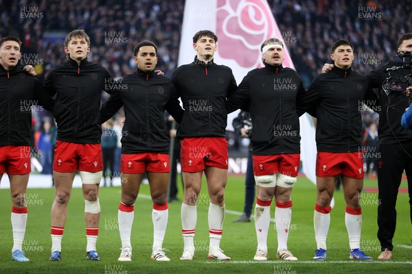 070226 - England v Wales - Guinness Six Nations - Wales sing the anthem