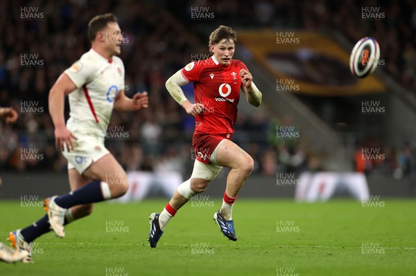 070226 - England v Wales - Guinness Six Nations - Ellis Mee of Wales 