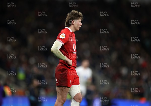 070226 - England v Wales - Guinness Six Nations - Ellis Mee of Wales 
