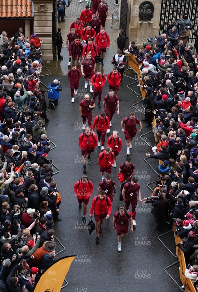 070226 - England v Wales, 2026 Guinness Six Nations - Wales captain Dewi Lake leads the Wales team as they arrive at the Allianz Stadium ahead of the match