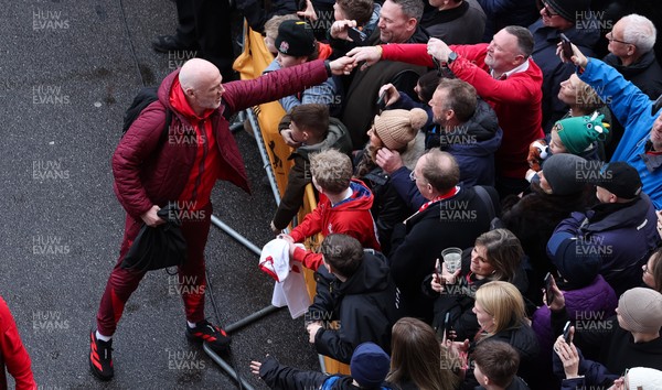 070226 - England v Wales, 2026 Guinness Six Nations - Wales head coach Steve Tandy and greets a supporter as the Wales team arrive at the Allianz Stadium ahead of the match
