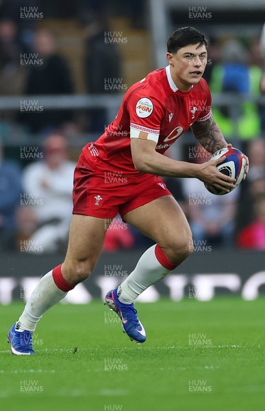 070226 - England v Wales, 2026 Guinness Six Nations - Louis Rees-Zammit of Wales takes on Tommy Freeman of England
