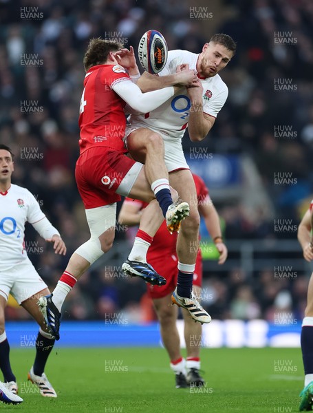 070226 - England v Wales, 2026 Guinness Six Nations - Ellis Mee of Wales and Freddie Steward of England compete for the ball