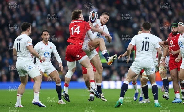 070226 - England v Wales, 2026 Guinness Six Nations - Ellis Mee of Wales and Freddie Steward of England compete for the ball