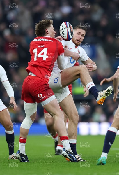 070226 - England v Wales, 2026 Guinness Six Nations - Ellis Mee of Wales and Freddie Steward of England compete for the ball