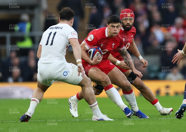 070226 - England v Wales, 2026 Guinness Six Nations - Louis Rees-Zammit of Wales takes on Henry Arundell of England