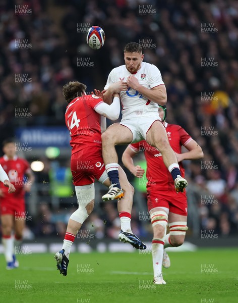 070226 - England v Wales, 2026 Guinness Six Nations - Freddie Steward of England and Ellis Mee of Wales compete for the ball