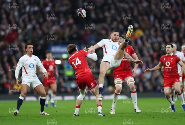 070226 - England v Wales, 2026 Guinness Six Nations - Freddie Steward of England and Ellis Mee of Wales compete for the ball