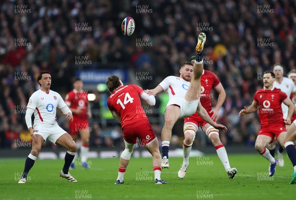 070226 - England v Wales, 2026 Guinness Six Nations - Freddie Steward of England and Ellis Mee of Wales compete for the ball