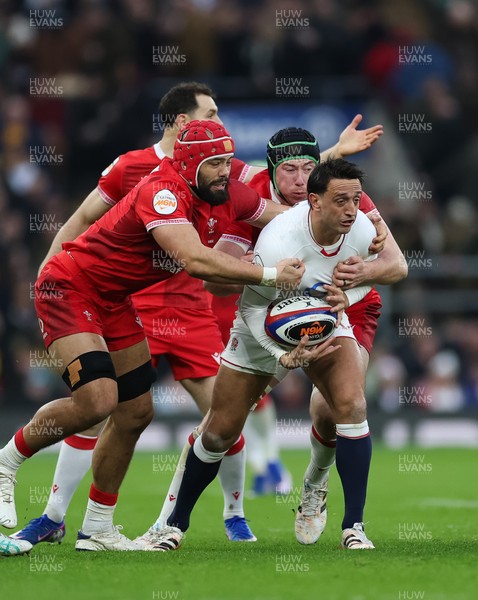 070226 - England v Wales, 2026 Guinness Six Nations - Alex Mitchell of England is held by Adam Beard of Wales and Josh Macleod of Wales