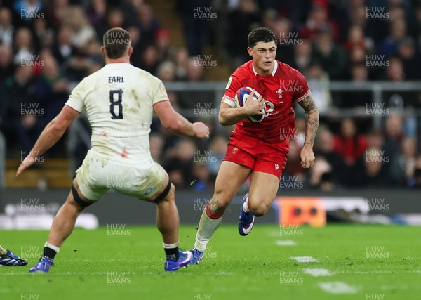 070226 - England v Wales, 2026 Guinness Six Nations - Louis Rees-Zammit of Wales takes on Ben Earl of England