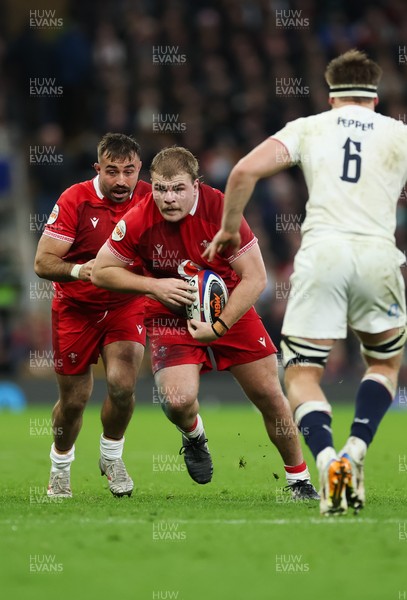 070226 - England v Wales, 2026 Guinness Six Nations - Archie Griffin of Wales takes on Guy Pepper of England and Jamie George of England