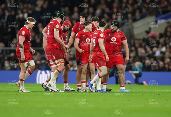 070226 - England v Wales, 2026 Guinness Six Nations - Wales regroup for a line out
