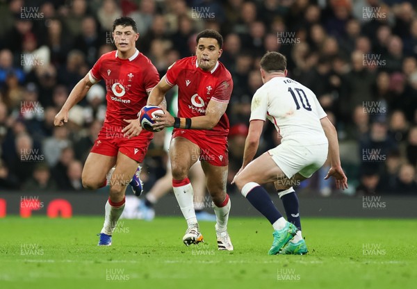 070226 - England v Wales, 2026 Guinness Six Nations - Ben Thomas of Wales sets up an attack