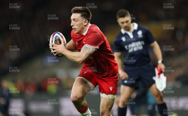 070226 - England v Wales, 2026 Guinness Six Nations - Josh Adams of Wales dives in to score try
