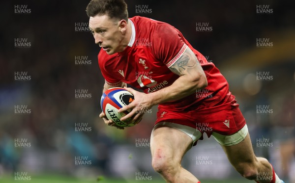 070226 - England v Wales, 2026 Guinness Six Nations - Josh Adams of Wales dives in to score try