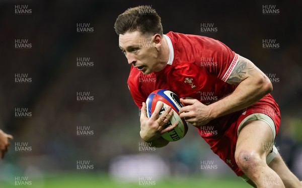 070226 - England v Wales, 2026 Guinness Six Nations - Josh Adams of Wales dives in to score try