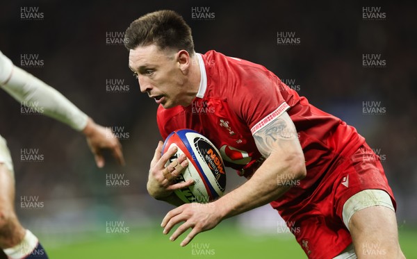 070226 - England v Wales, 2026 Guinness Six Nations - Josh Adams of Wales dives in to score try