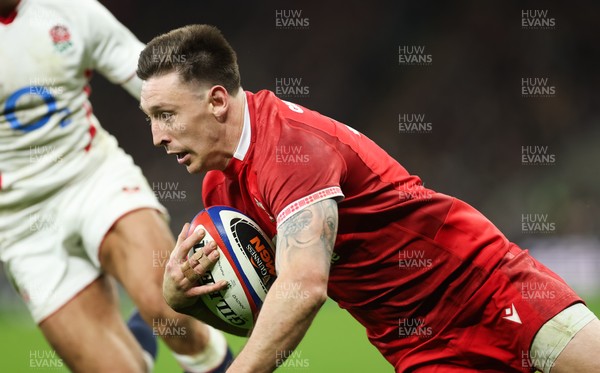 070226 - England v Wales, 2026 Guinness Six Nations - Josh Adams of Wales dives in to score try