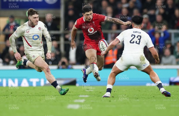 070226 - England v Wales, 2026 Guinness Six Nations - Louis Rees-Zammit of Wales looks to break