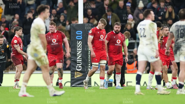070226 - England v Wales, 2026 Guinness Six Nations - Wales players at the end of the match