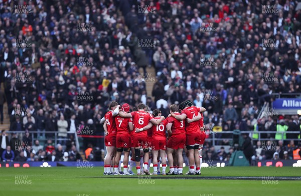 070226 - England v Wales, 2026 Guinness Six Nations - The Wales team huddle up ahead of the match