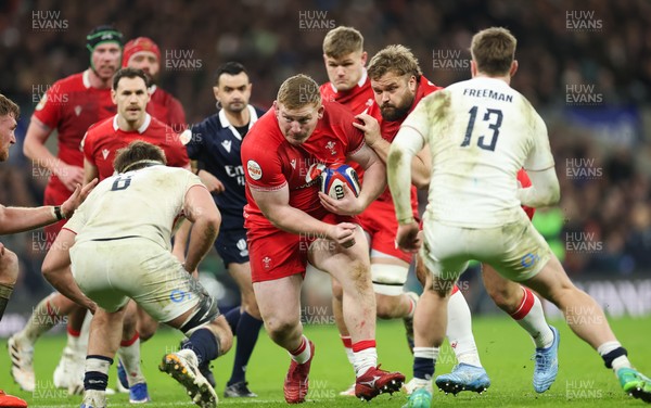070226 - England v Wales, 2026 Guinness Six Nations - Rhys Carre of Wales takes on Guy Pepper of England and Tommy Freeman of England