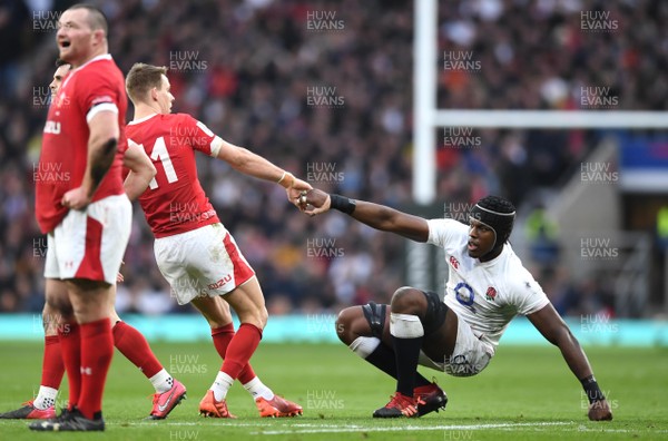 070320 - England v Wales - Guinness Six Nations - Liam Williams of Wales helps Maro Itoje of England to his feet