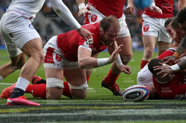 070320 - England v Wales - Guinness 6 Nations Championship - Alun Wyn Jones of Wales attempts to ground the ball