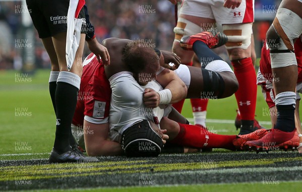 070320 - England v Wales - Guinness 6 Nations Championship - Alun Wyn Jones of Wales wrestles with Maro Itoje of England