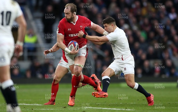 070320 - England v Wales - Guinness 6 Nations Championship - Alun Wyn Jones of Wales is tackled by Ben Youngs of England